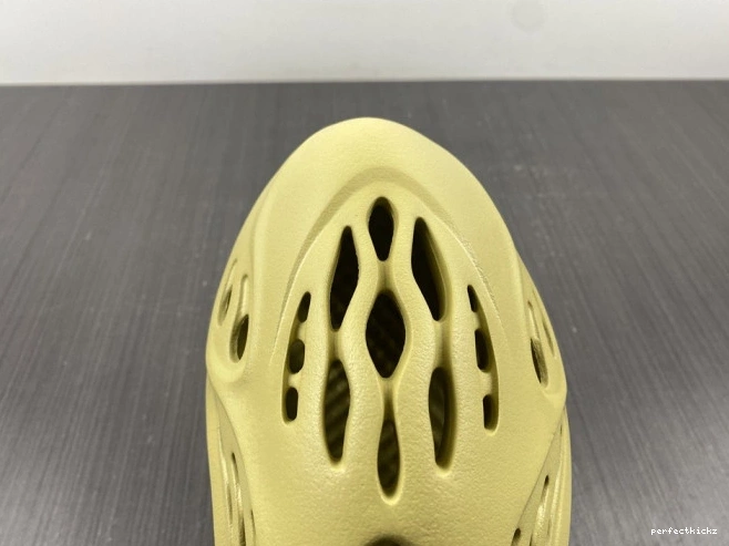 Sulfur RNNR Foam Adidas Yeezy GV6775 0813
